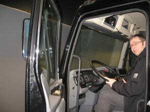 Vrachtwagen met bier rijdt kanaal in